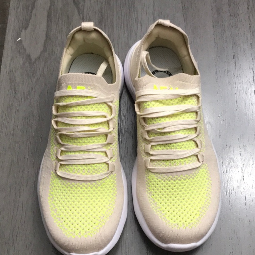 APL: ATHLETIC PROPULSION LABS NWOB size 7
